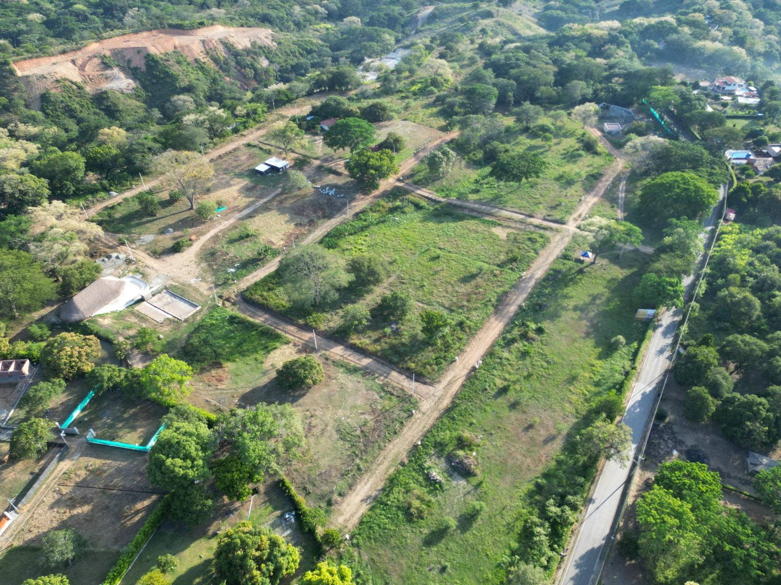 Vista aérea del loteo de Terra Campestre, con las vías internas y los lotes trazados