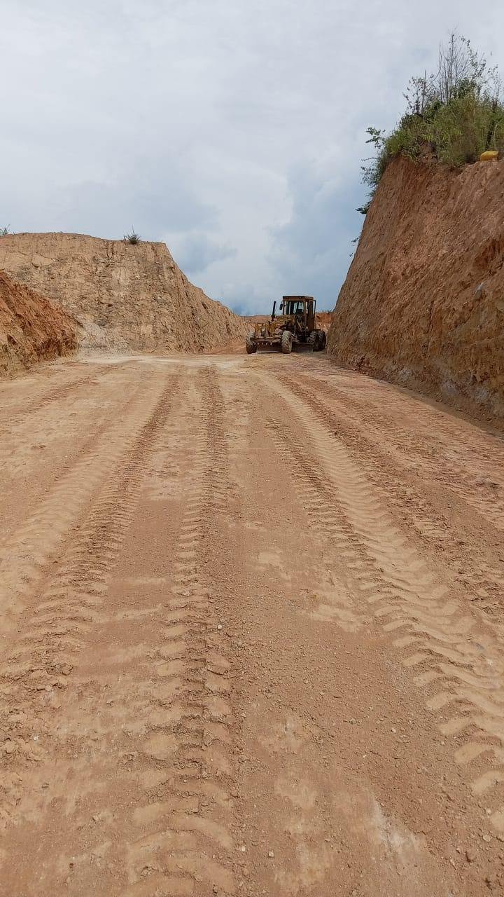Vía interna de Terra Campestre en construcción, con maquinaria trabajando en el trazado