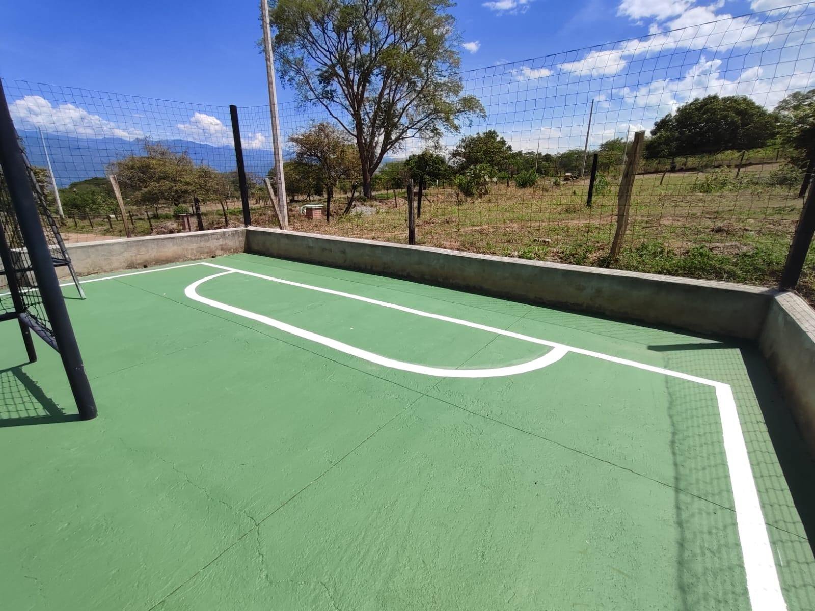 Cancha deportiva de Terra Campestre, terminada y encerrada en malla