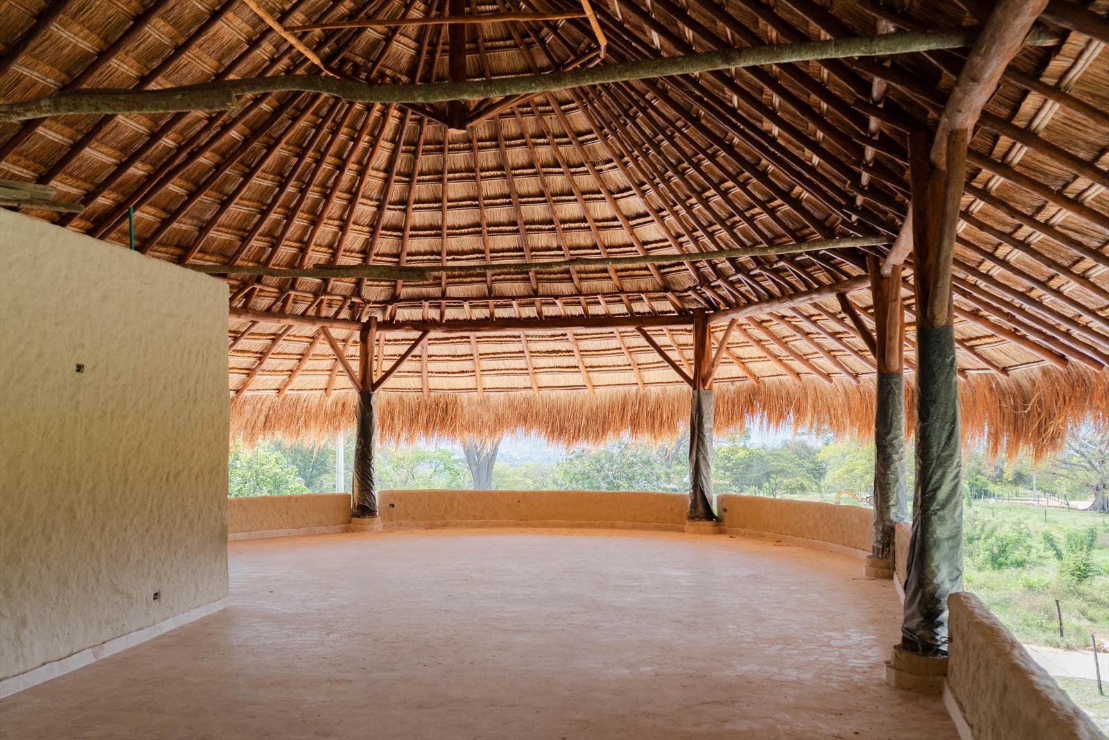 Interior del club house de Terra Campestre, bajo la cubierta circular en palma